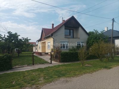 Csal&aacute;di h&aacute;z a k&ouml;zpontban