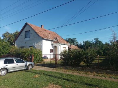 K&eacute;t gener&aacute;ci&oacute;s csal&aacute;di h&aacute;z