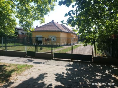 Ab&aacute;dszal&oacute;kon a telep&uuml;l&eacute;s k&ouml;zpontj&aacute;ban