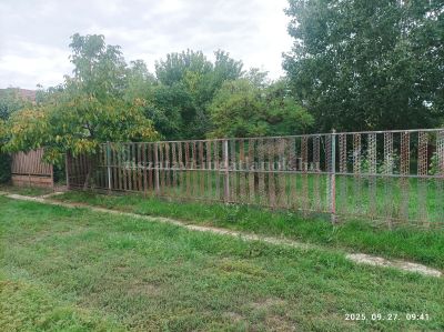 A kik&ouml;tő k&ouml;zel&eacute;ben..