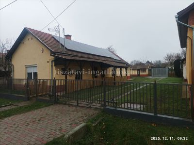 Bek&ouml;lt&ouml;zhető csal&aacute;di h&aacute;z