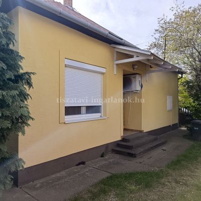 Tiszaf&uuml;redi csal&aacute;di h&aacute;z