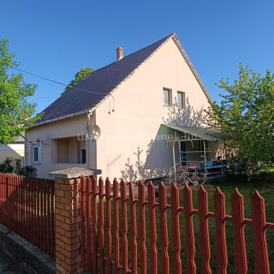 Ab&aacute;dszal&oacute;kon csendes kis mell&eacute;kutc&aacute;ban