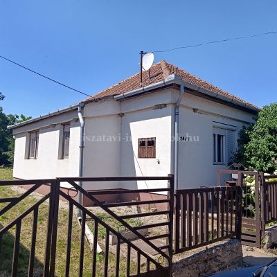 K&aacute;d&aacute;r kocka a kertv&aacute;rosban elad&oacute;