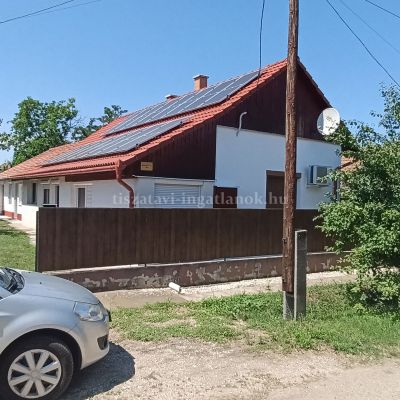 Fel&uacute;j&iacute;tott csal&aacute;di h&aacute;z