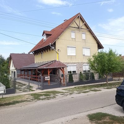 &Uacute;jszerű csal&aacute;di h&aacute;z elad&oacute;