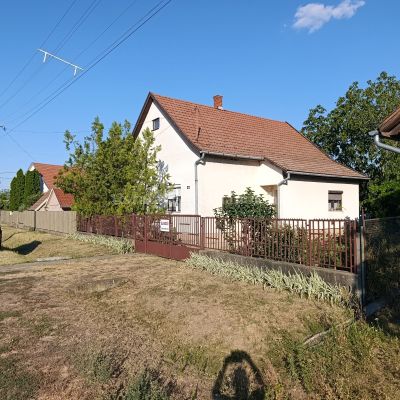 Elad&oacute; csal&aacute;di h&aacute;z a kertv&aacute;rosban