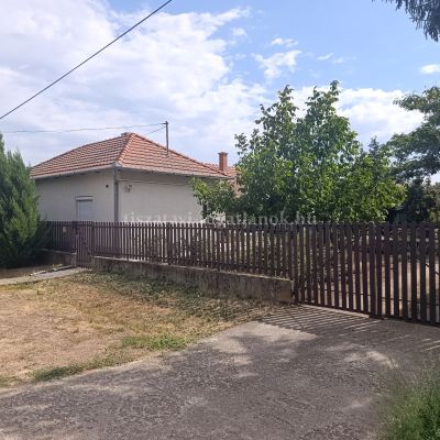 Csal&aacute;di h&aacute;z a kertv&aacute;rosban