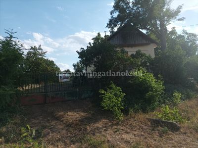 Fel&uacute;j&iacute;tand&oacute; paraszth&aacute;z