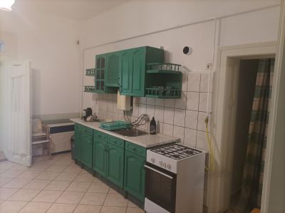 N&eacute;gylak&aacute;sos t&aacute;rsash&aacute;zban